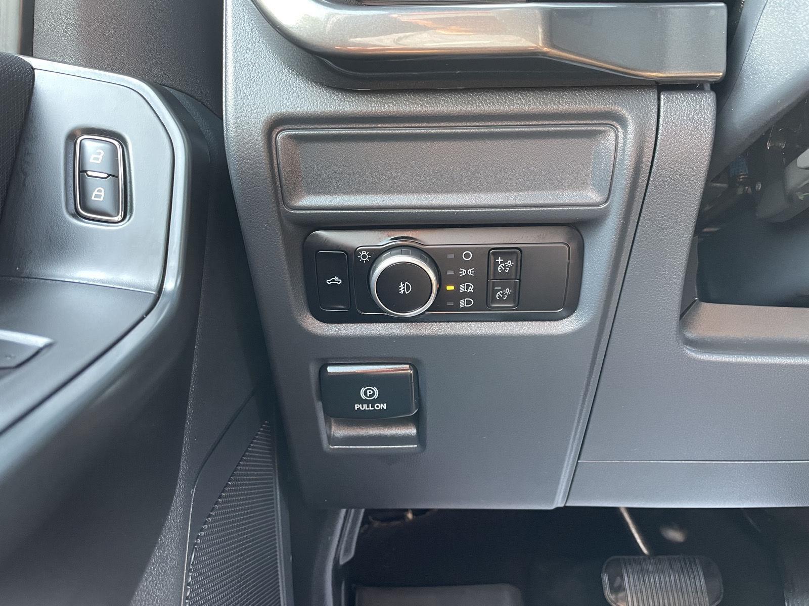 Vehicle photo 15