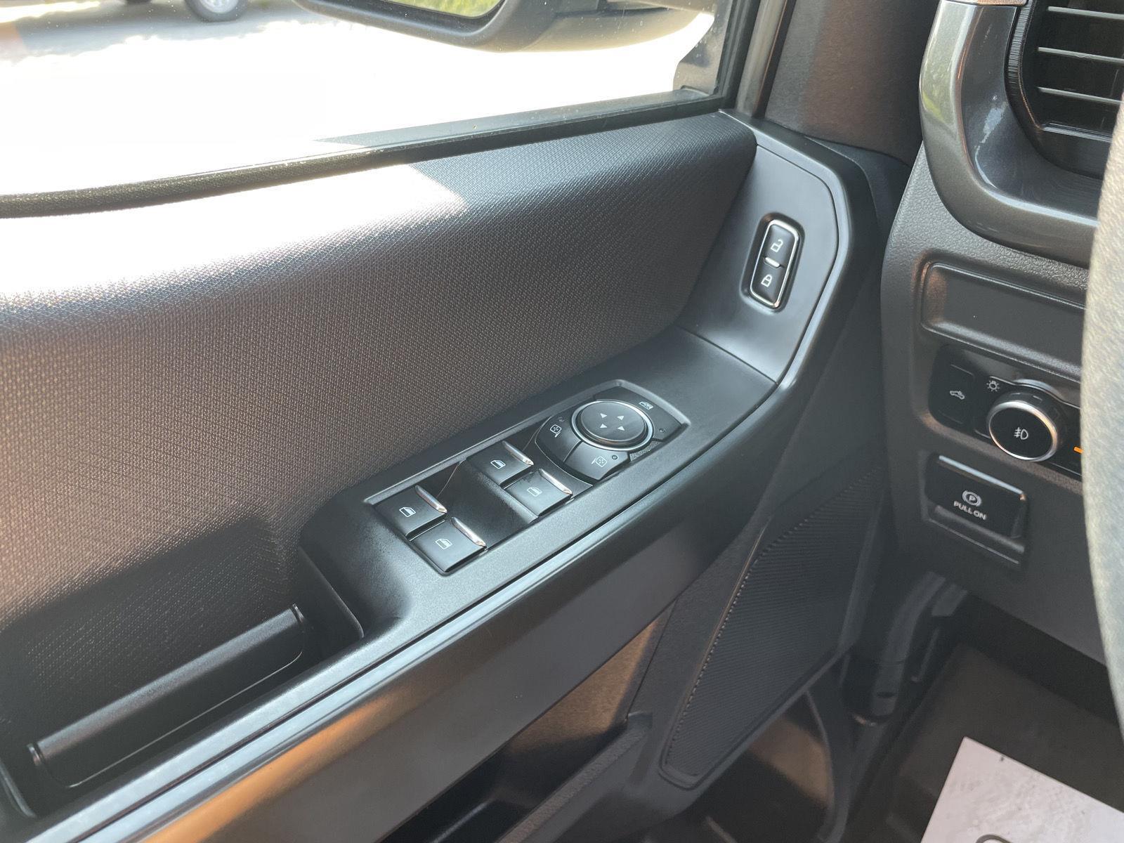 Vehicle photo 29