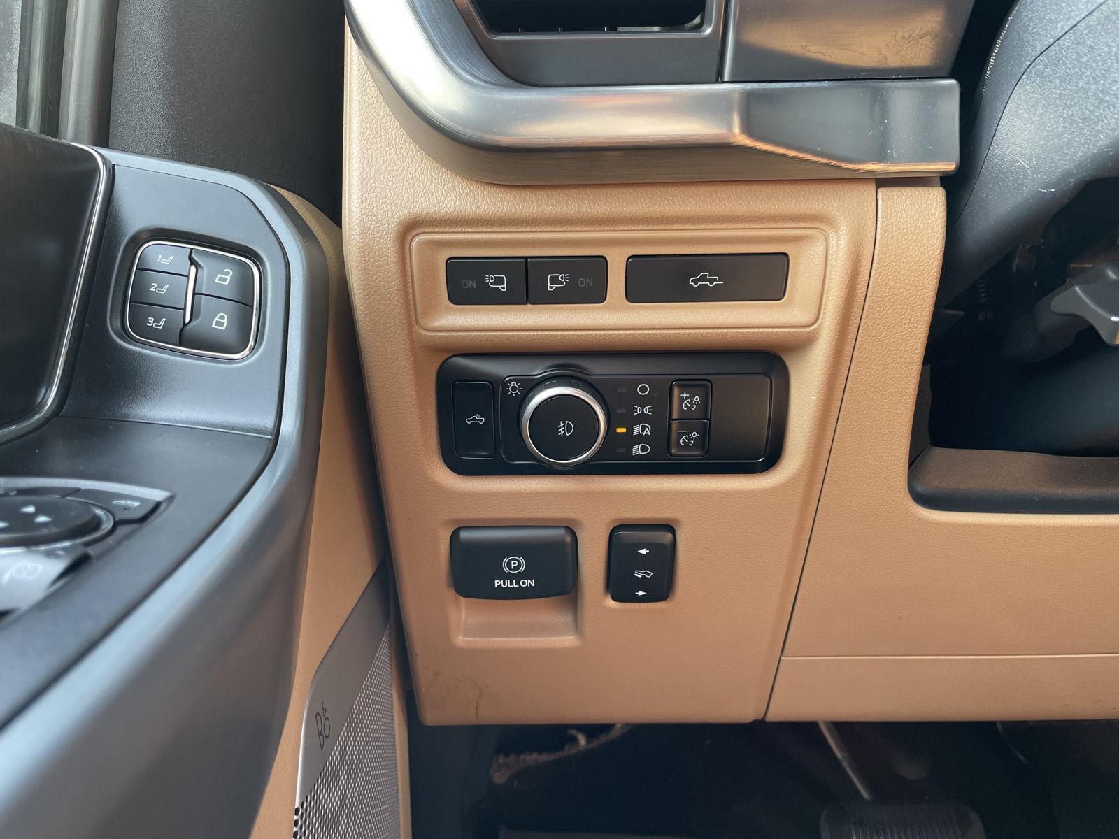 Vehicle photo 16