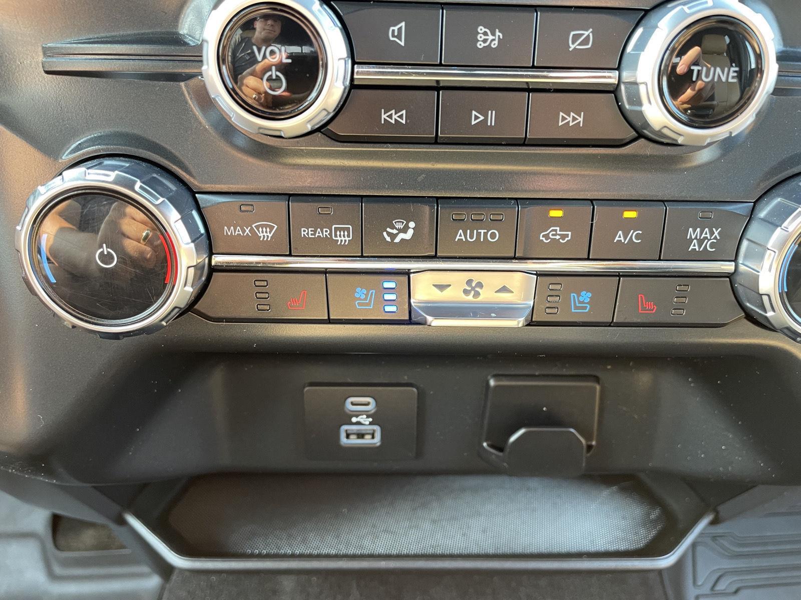 Vehicle photo 28
