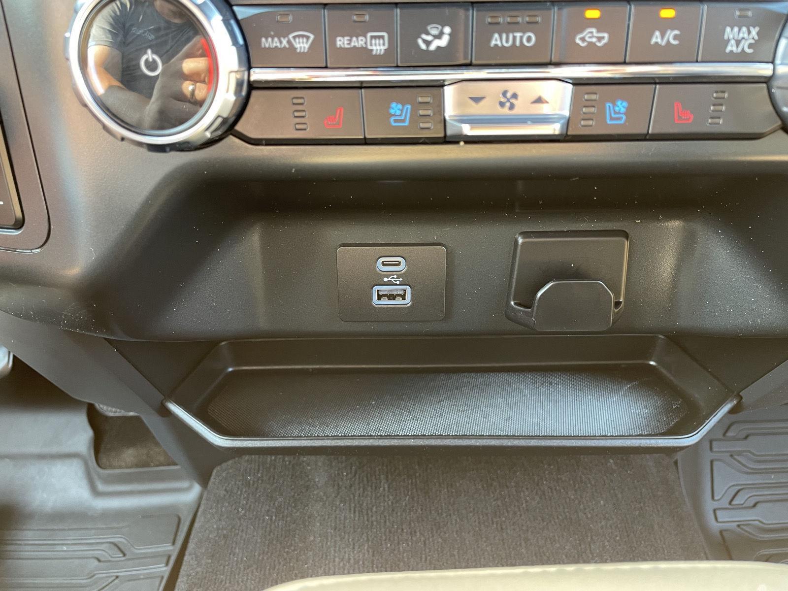 Vehicle photo 29
