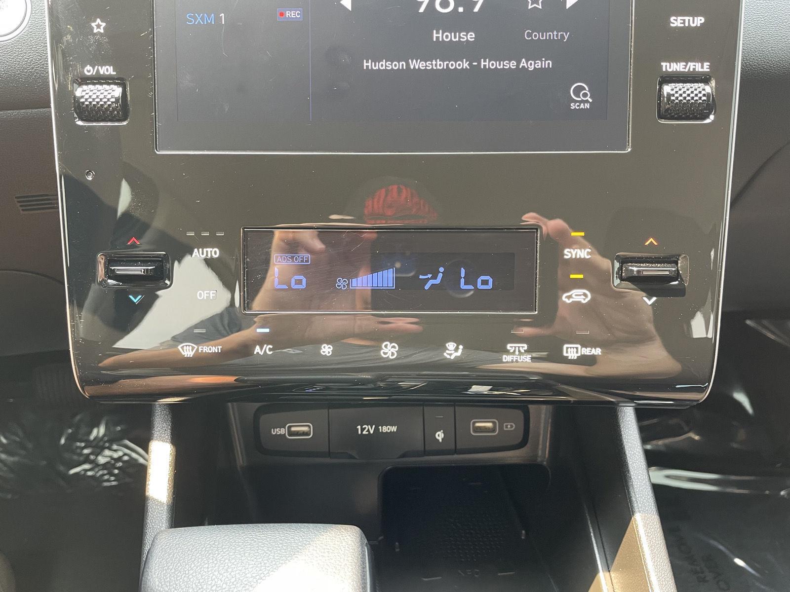 Vehicle photo 25