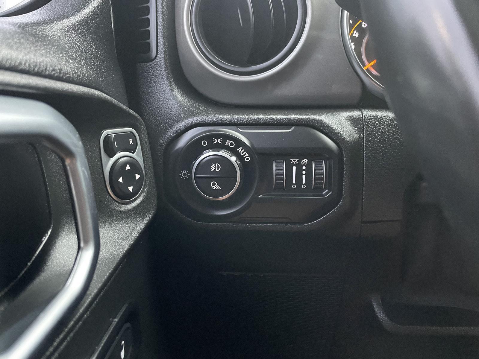 Vehicle photo 16