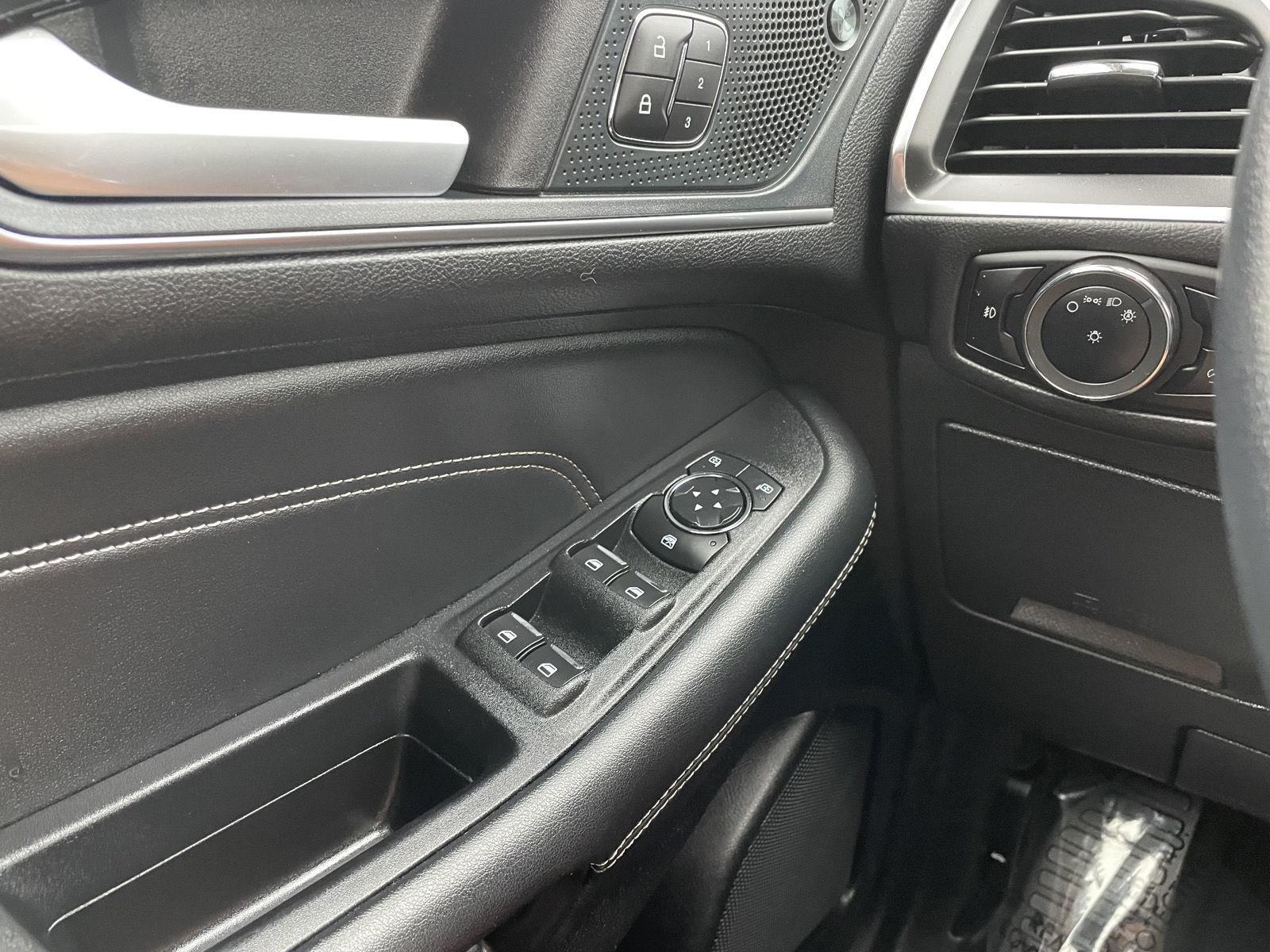 Vehicle photo 28