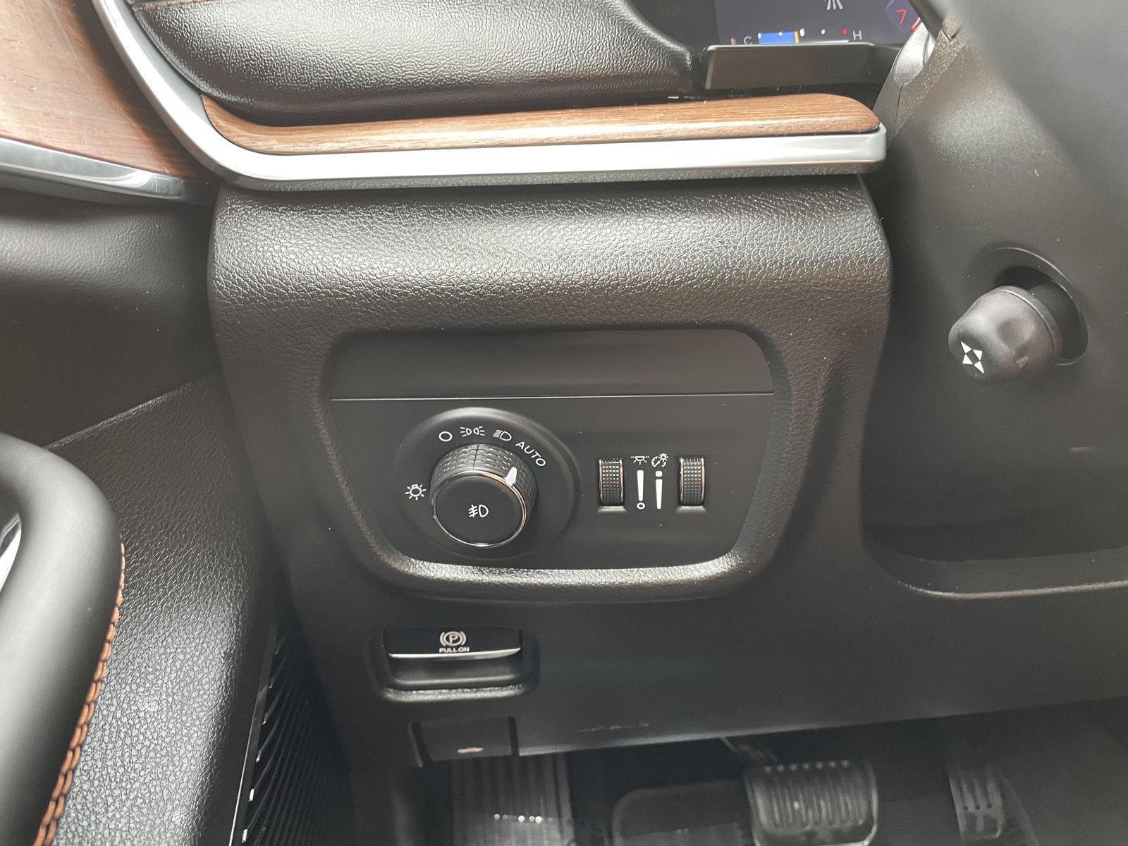 Vehicle photo 16
