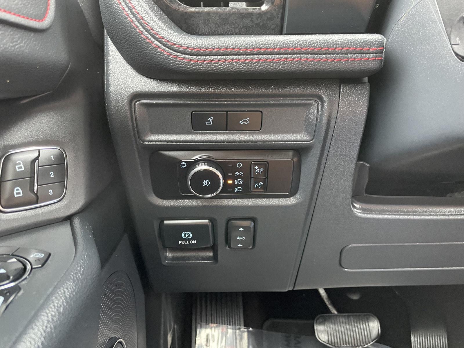 Vehicle photo 16