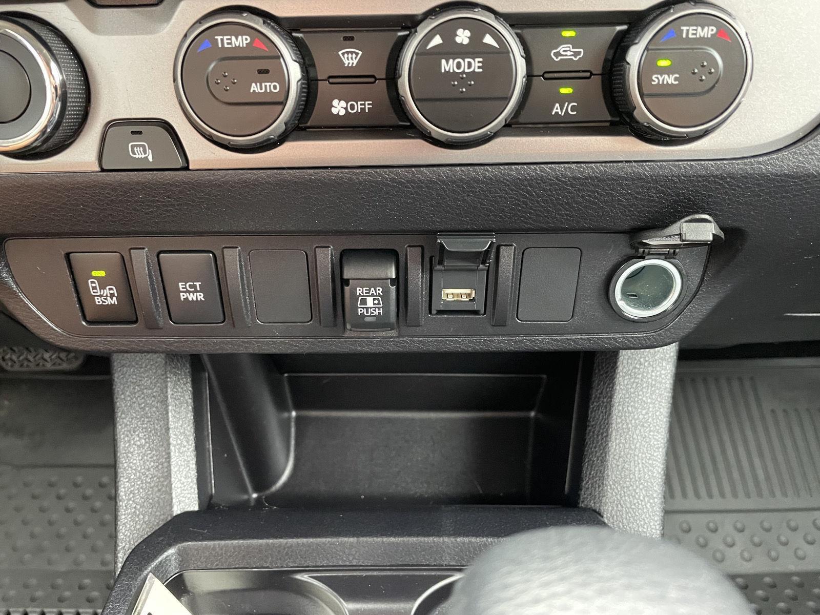 Vehicle photo 26