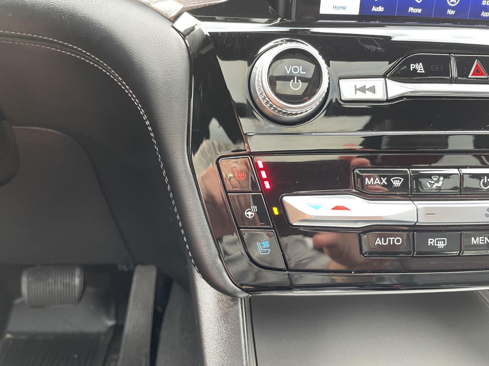Vehicle photo 30