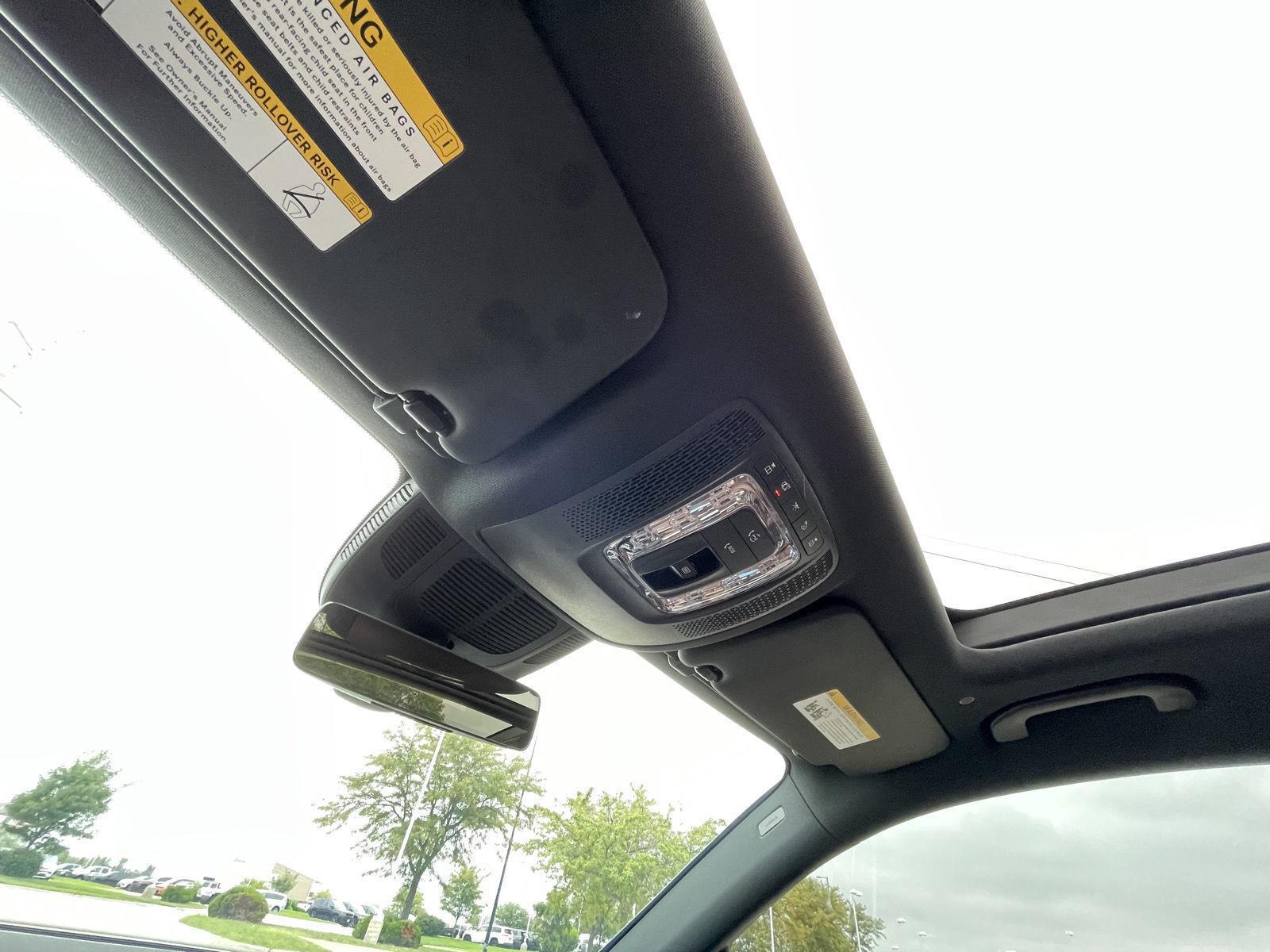 Vehicle photo 23