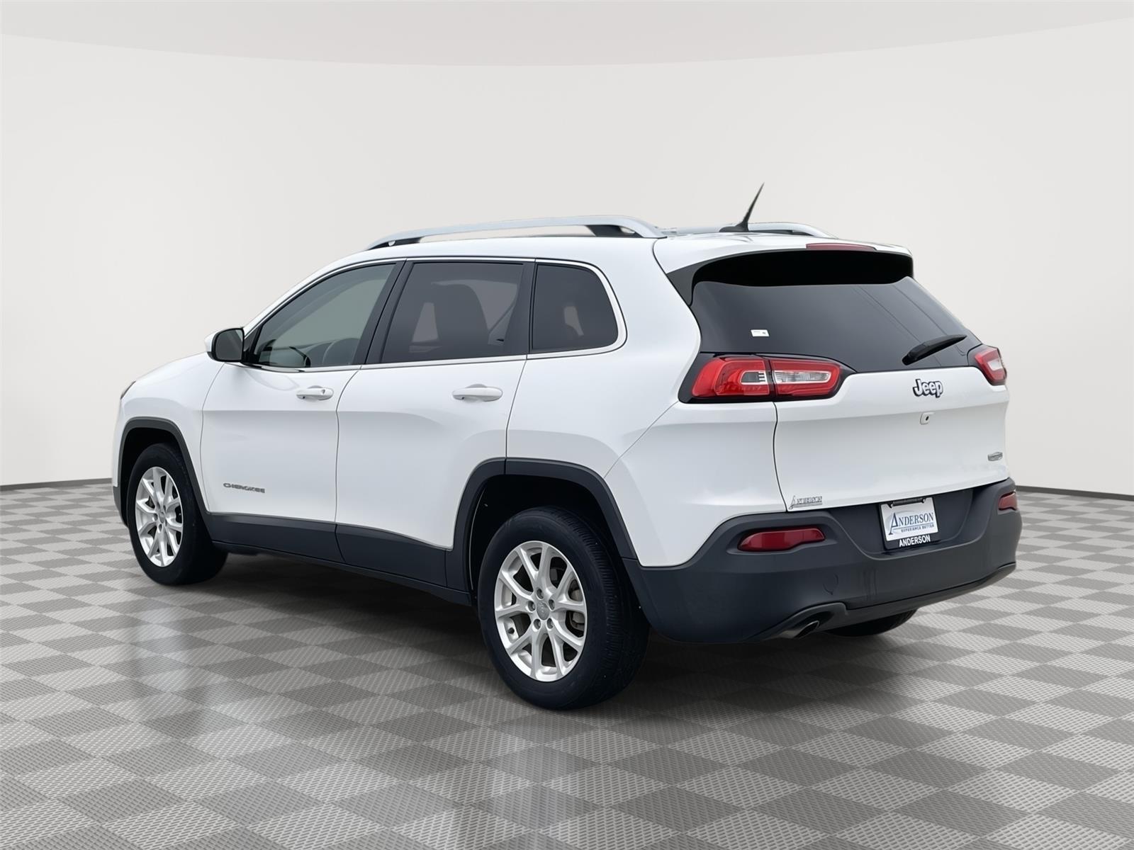 Vehicle photo 9