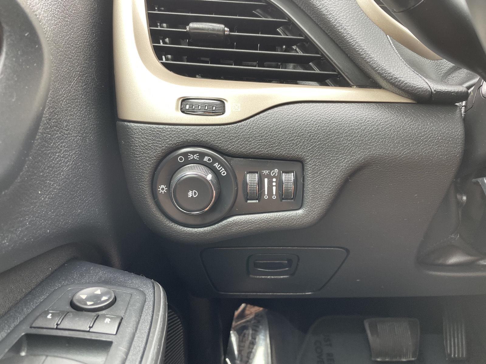 Vehicle photo 15