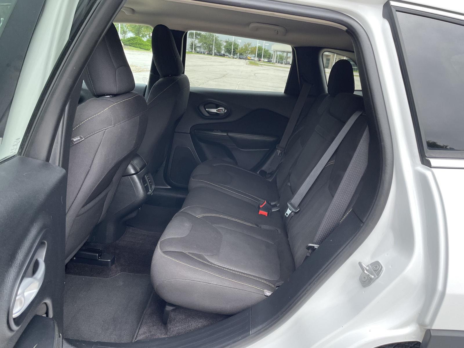 Vehicle photo 19