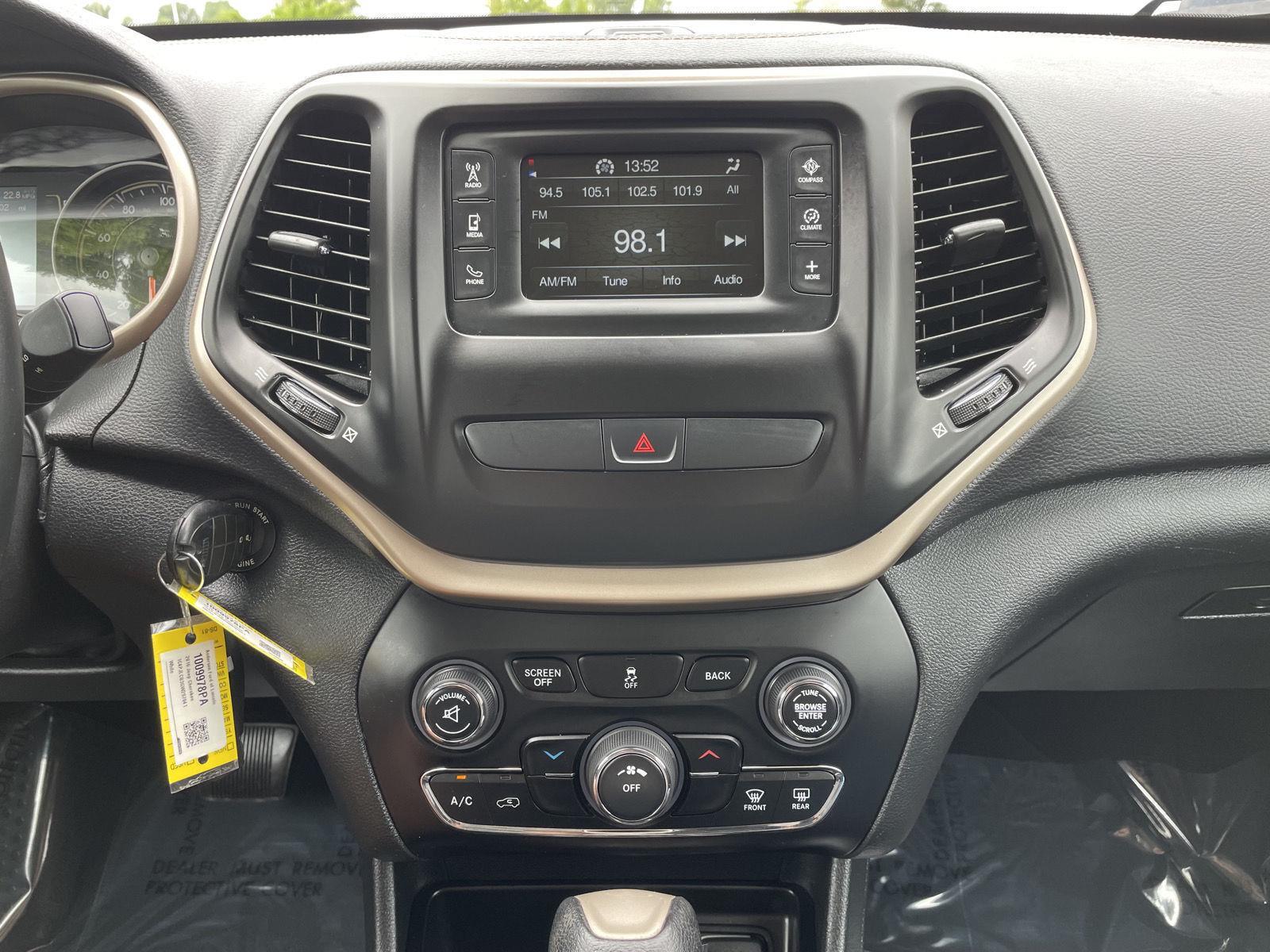 Vehicle photo 21