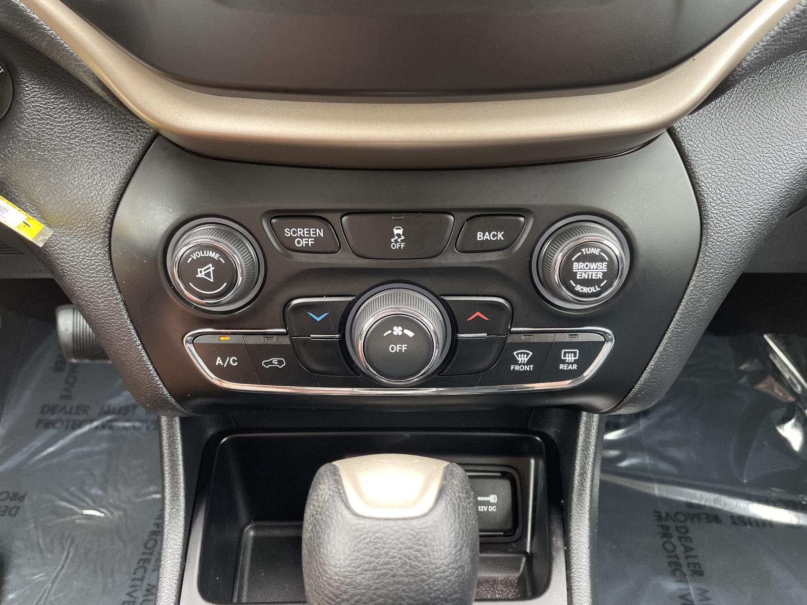 Vehicle photo 23
