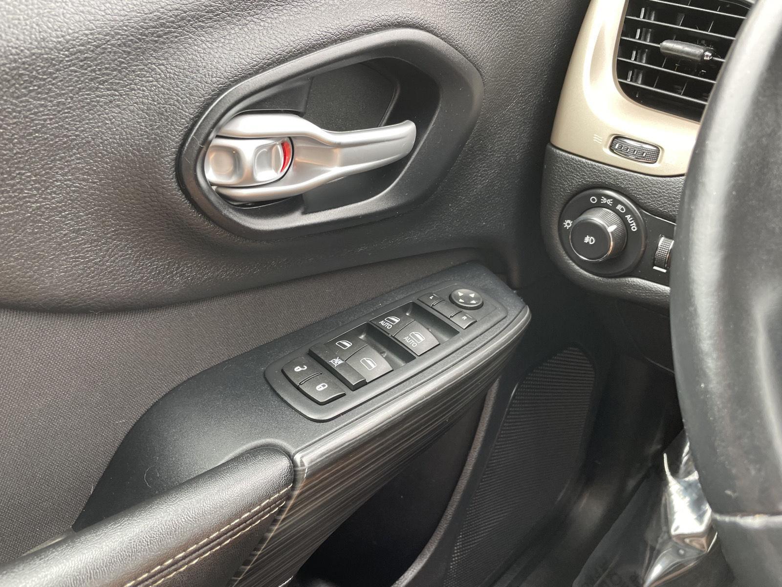 Vehicle photo 25