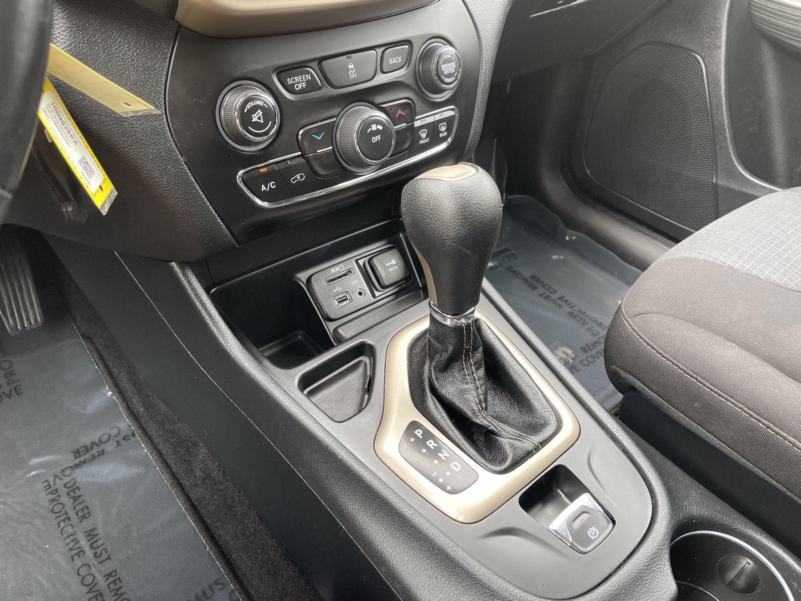 Vehicle photo 26