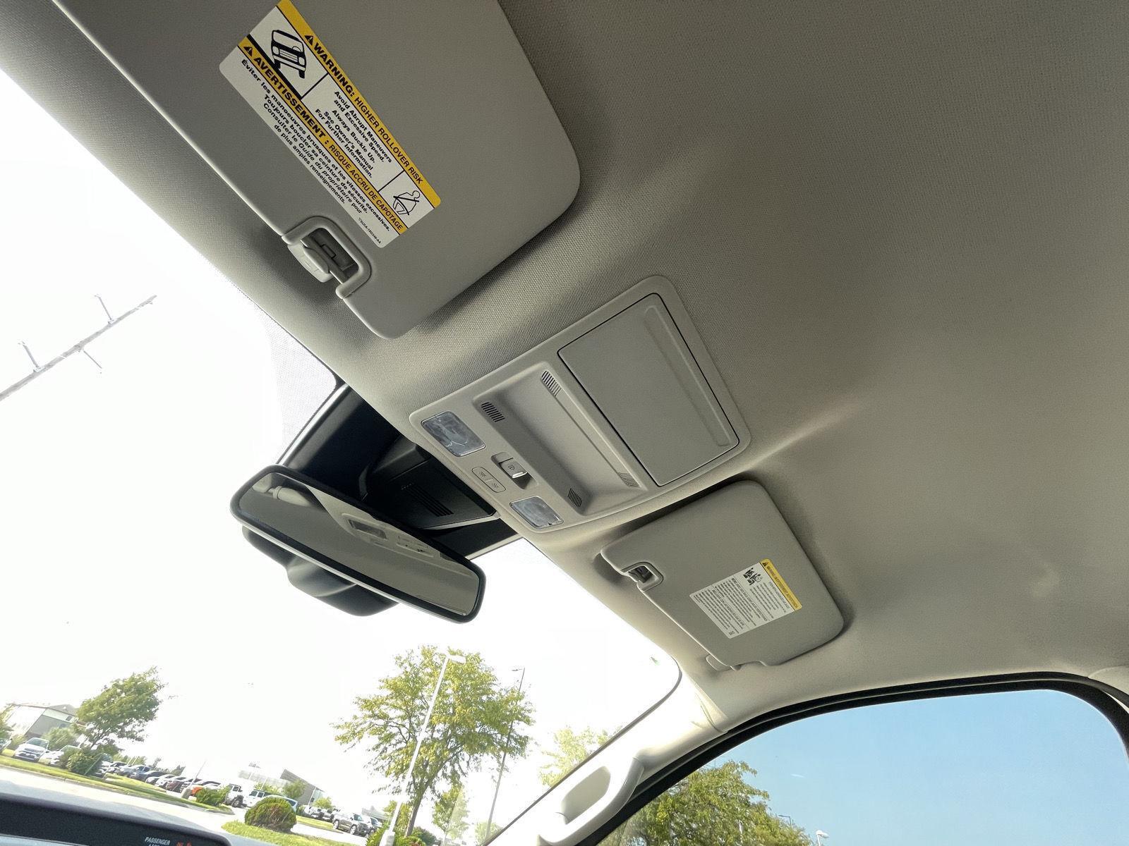 Vehicle photo 21
