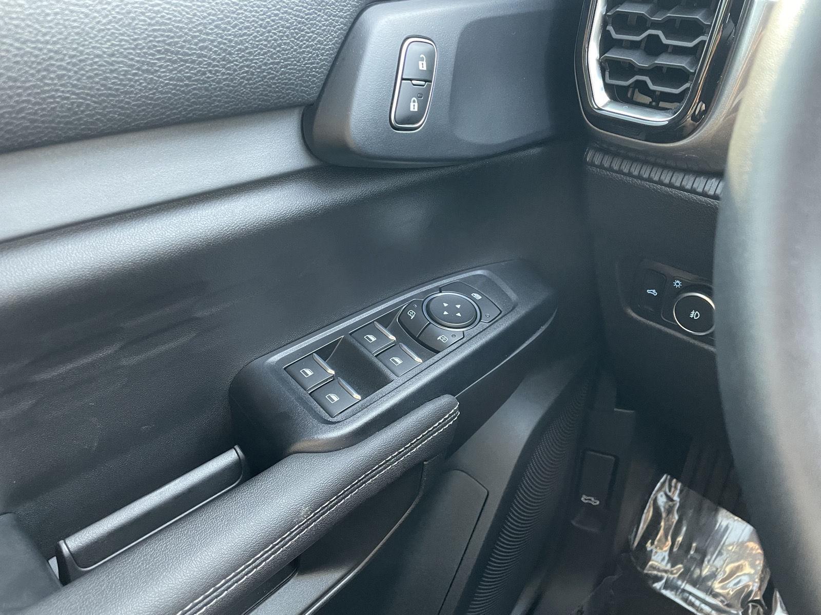 Vehicle photo 28