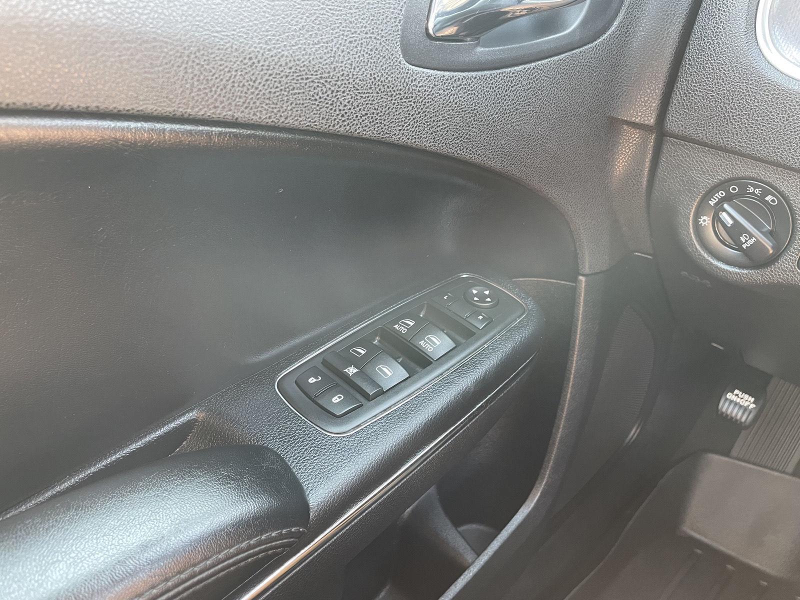 Vehicle photo 25