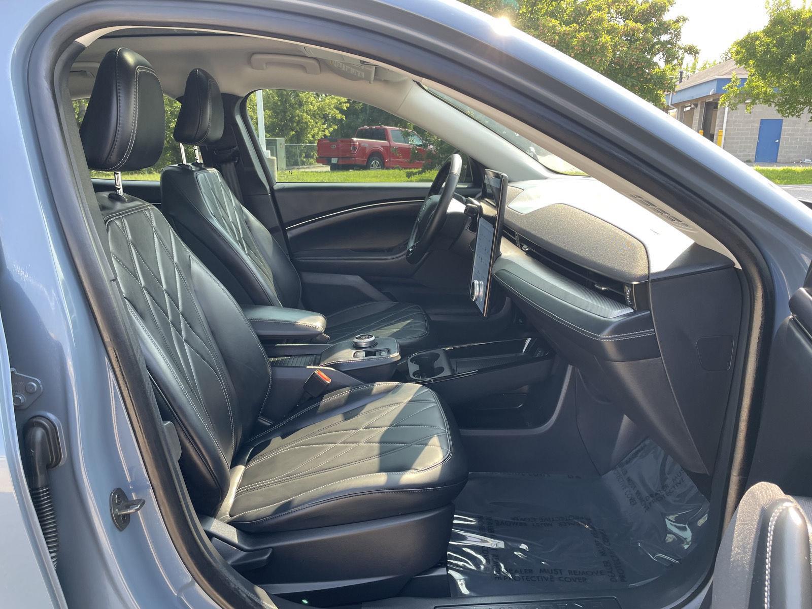 Vehicle photo 18