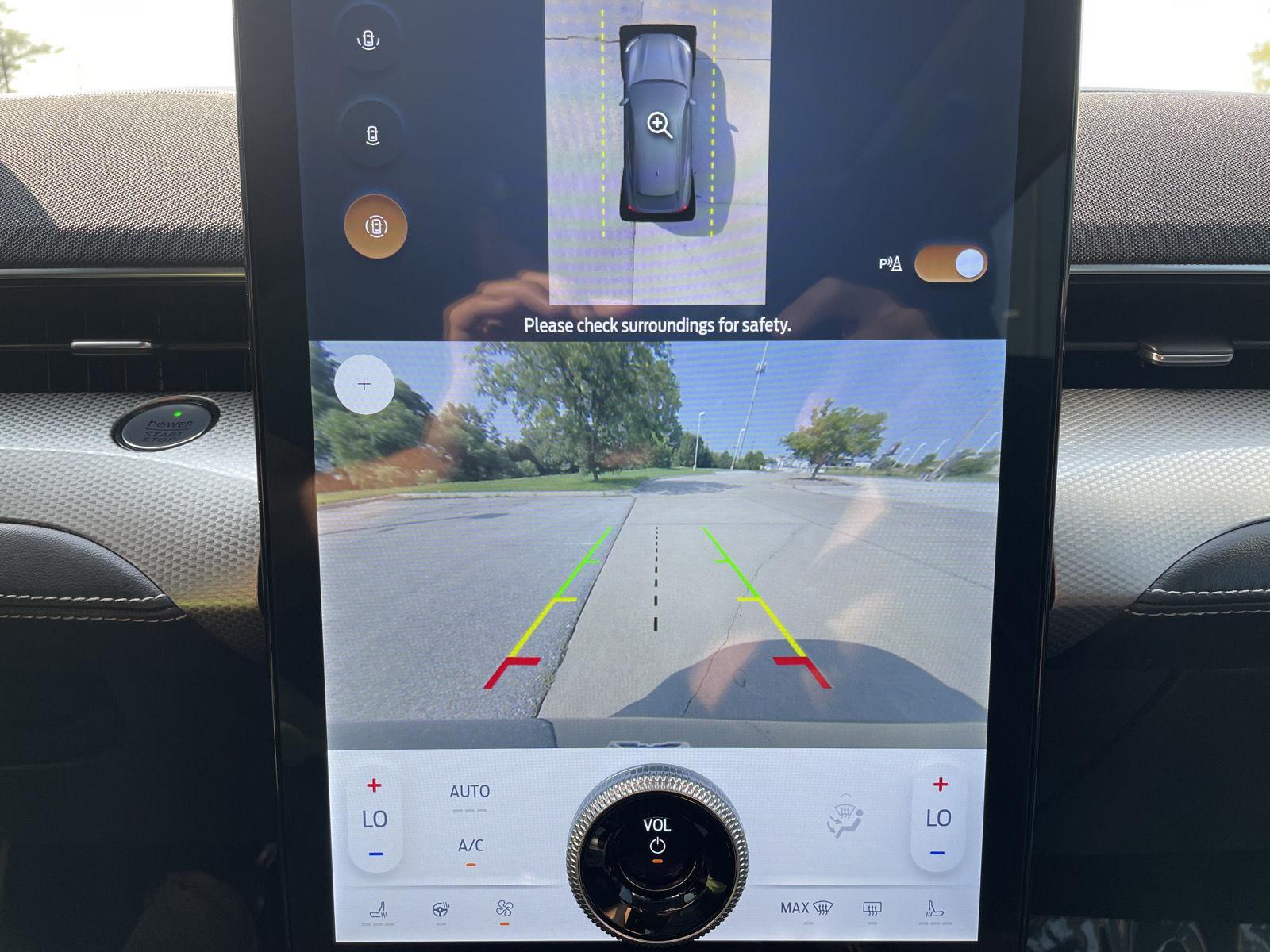 Vehicle photo 23