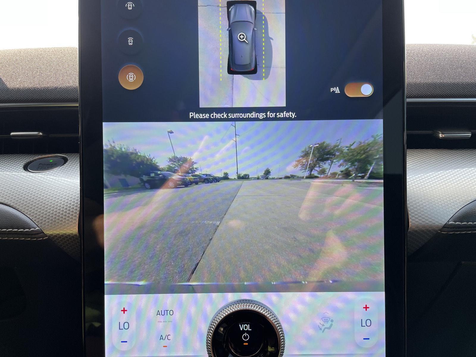 Vehicle photo 24