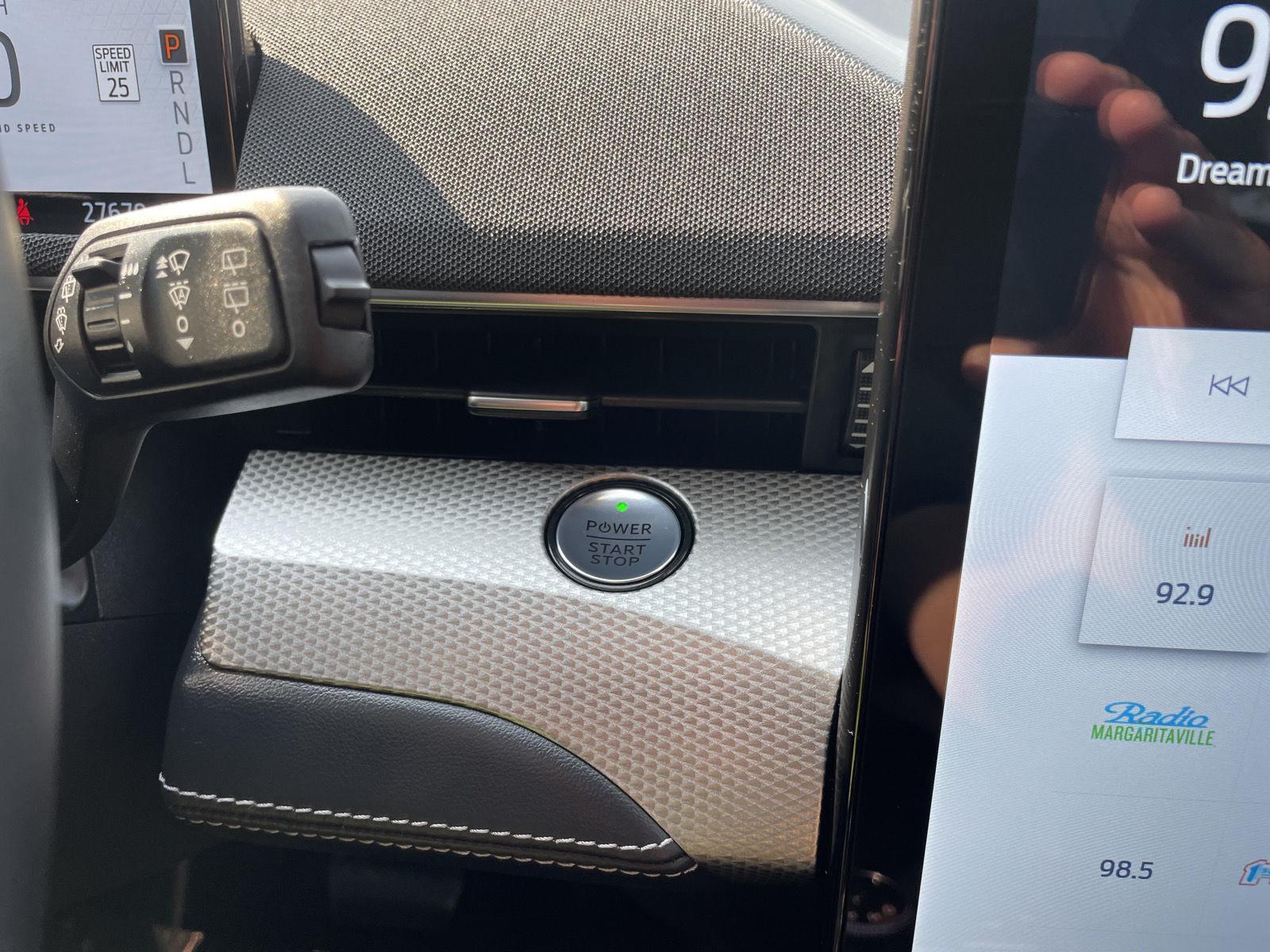Vehicle photo 26