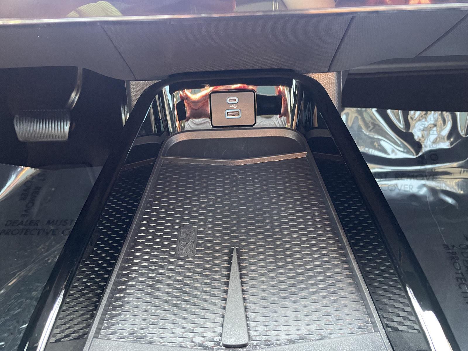 Vehicle photo 29