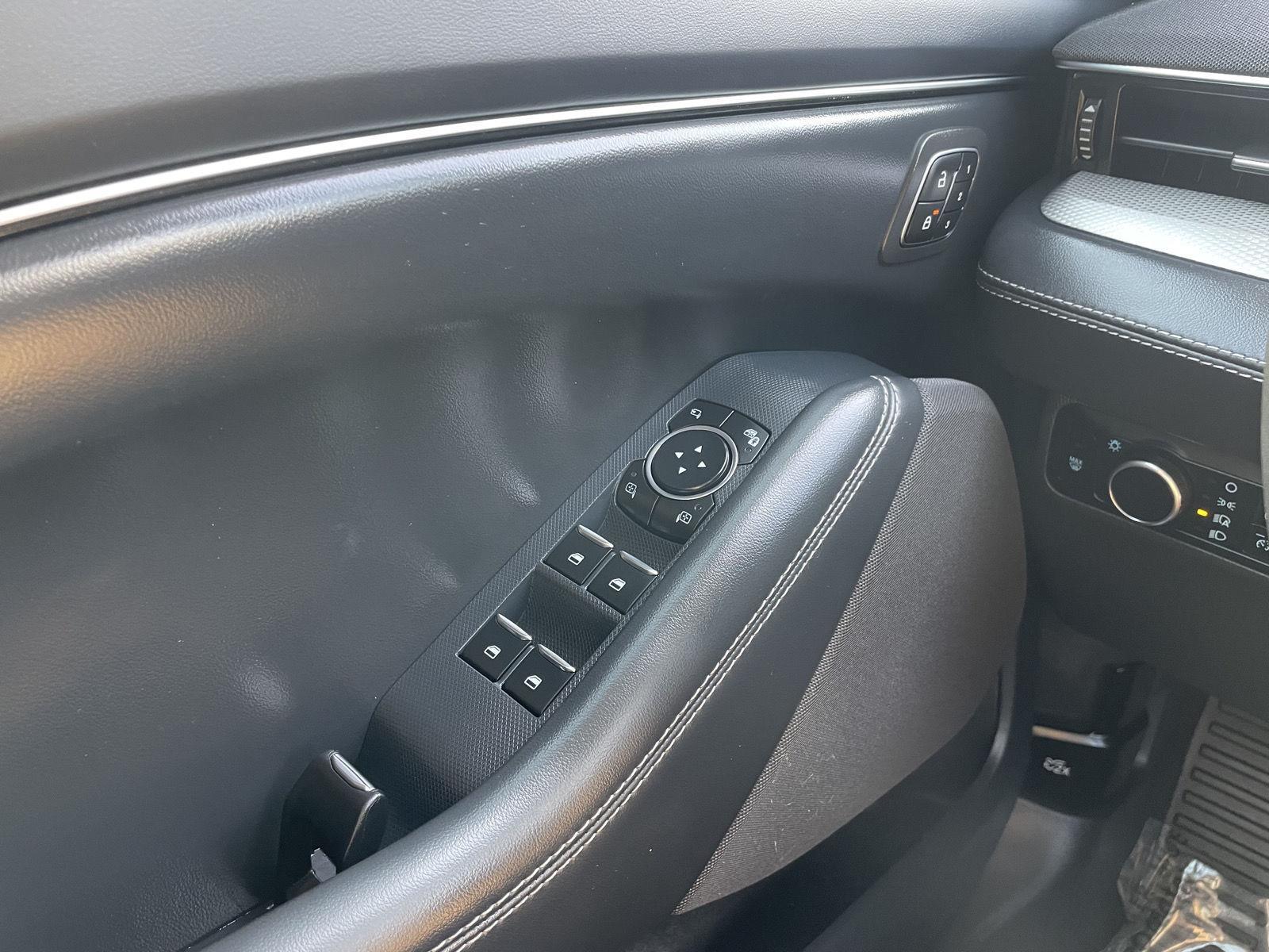Vehicle photo 30