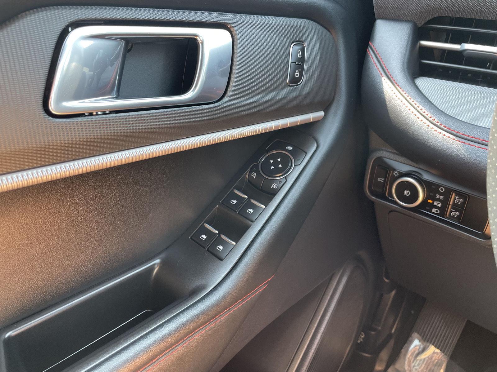 Vehicle photo 30