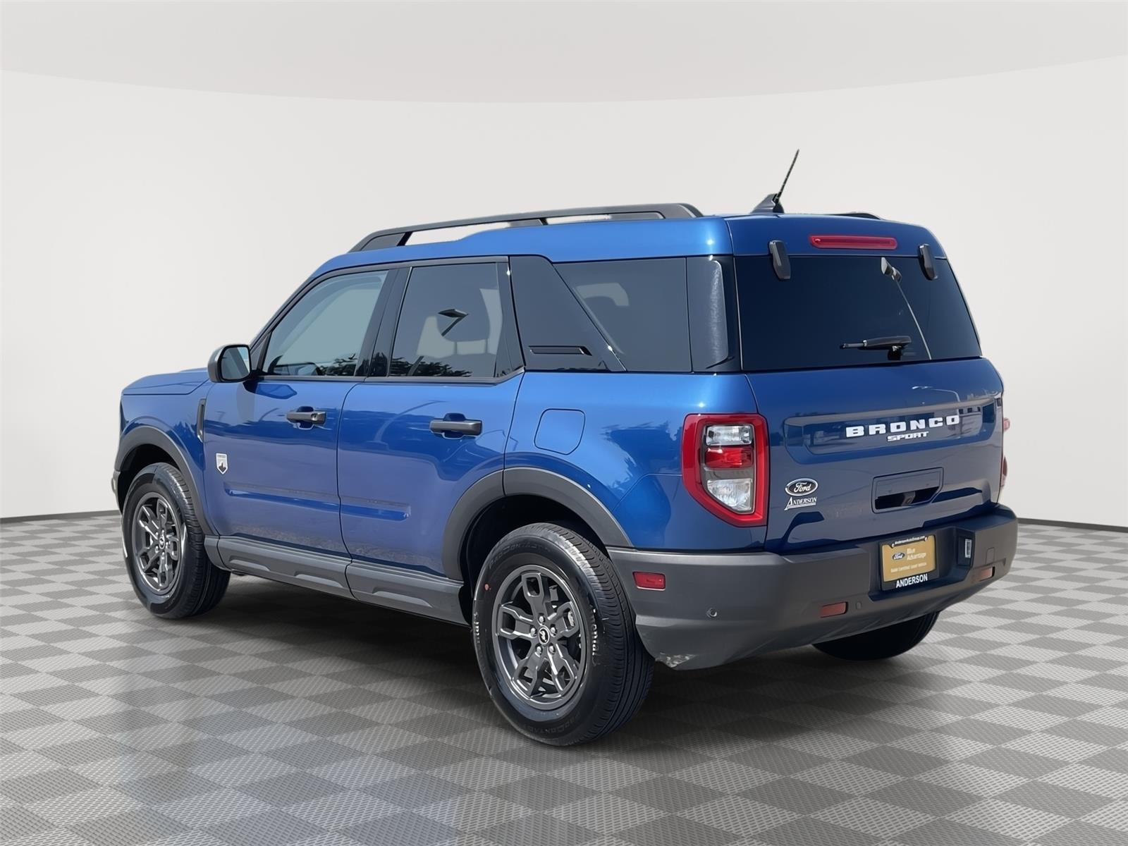 Vehicle photo 9