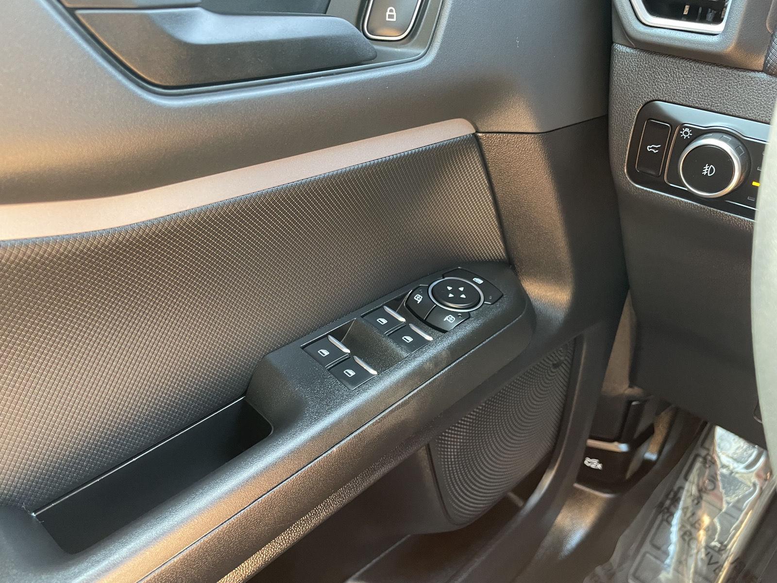 Vehicle photo 29