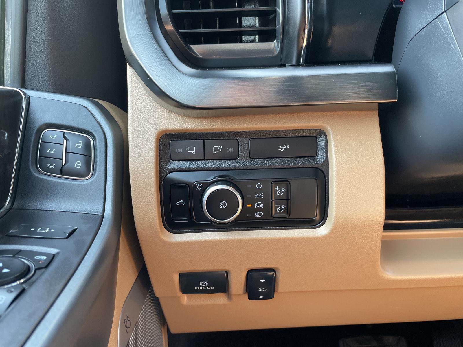 Vehicle photo 15