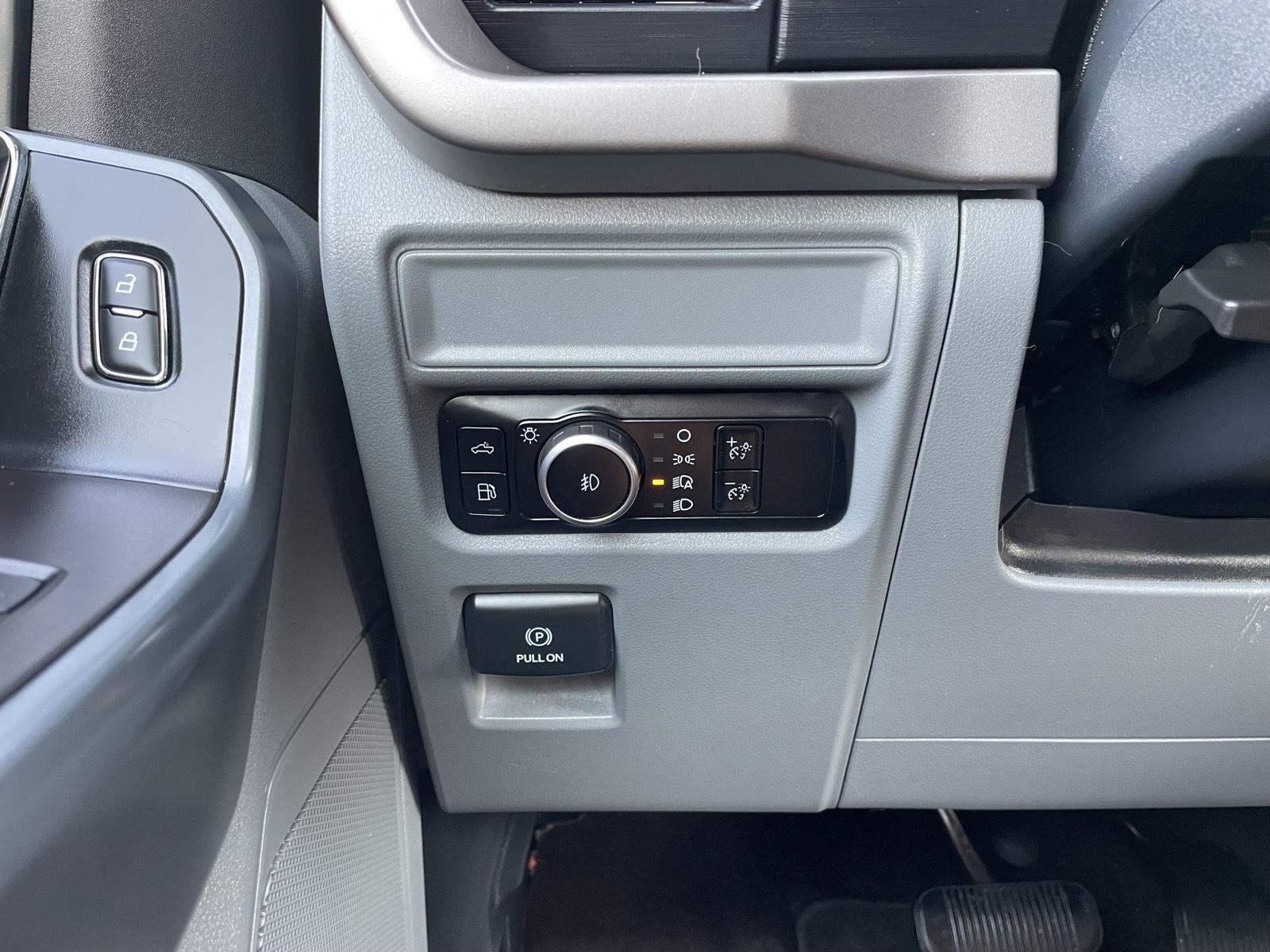 Vehicle photo 14
