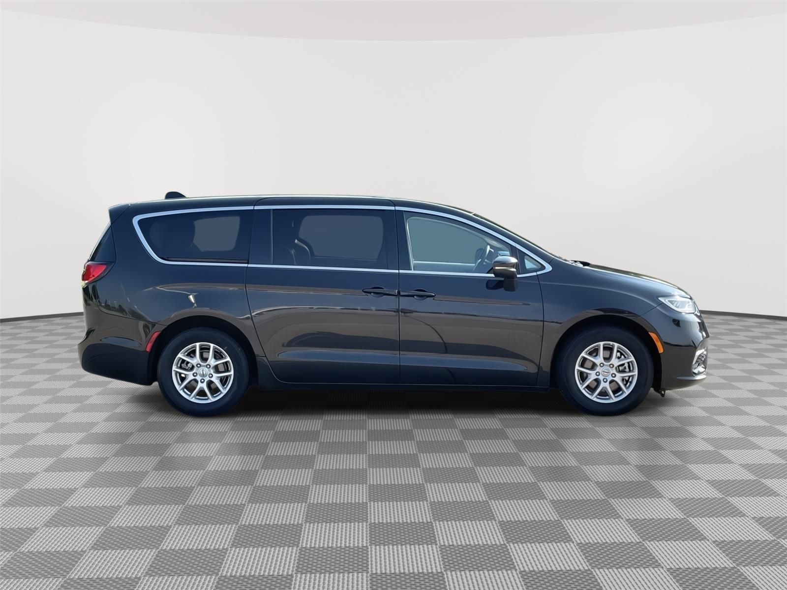 Vehicle photo 6