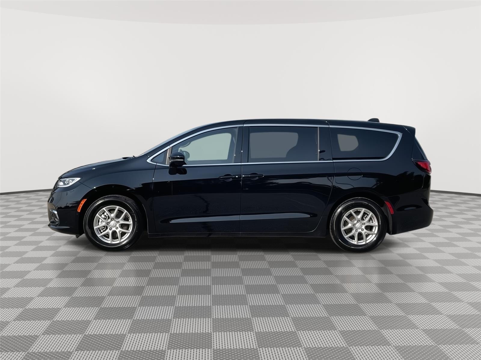Vehicle photo 2