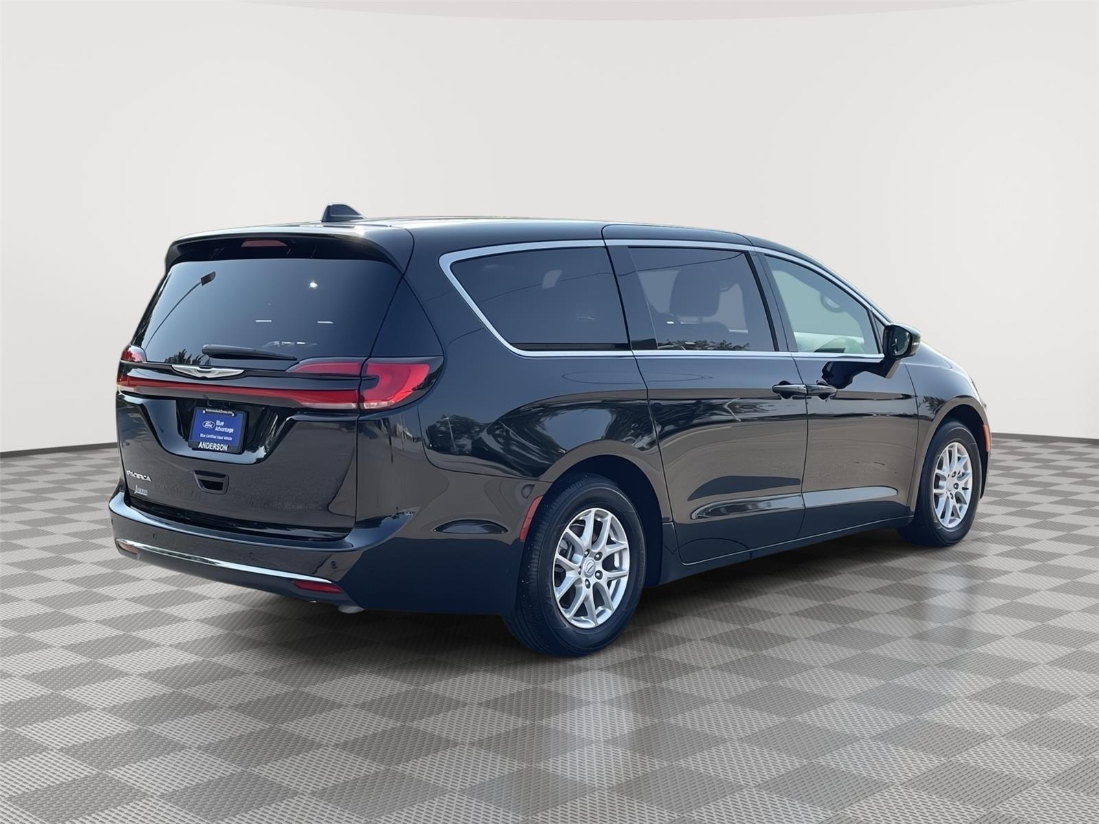 Vehicle photo 7