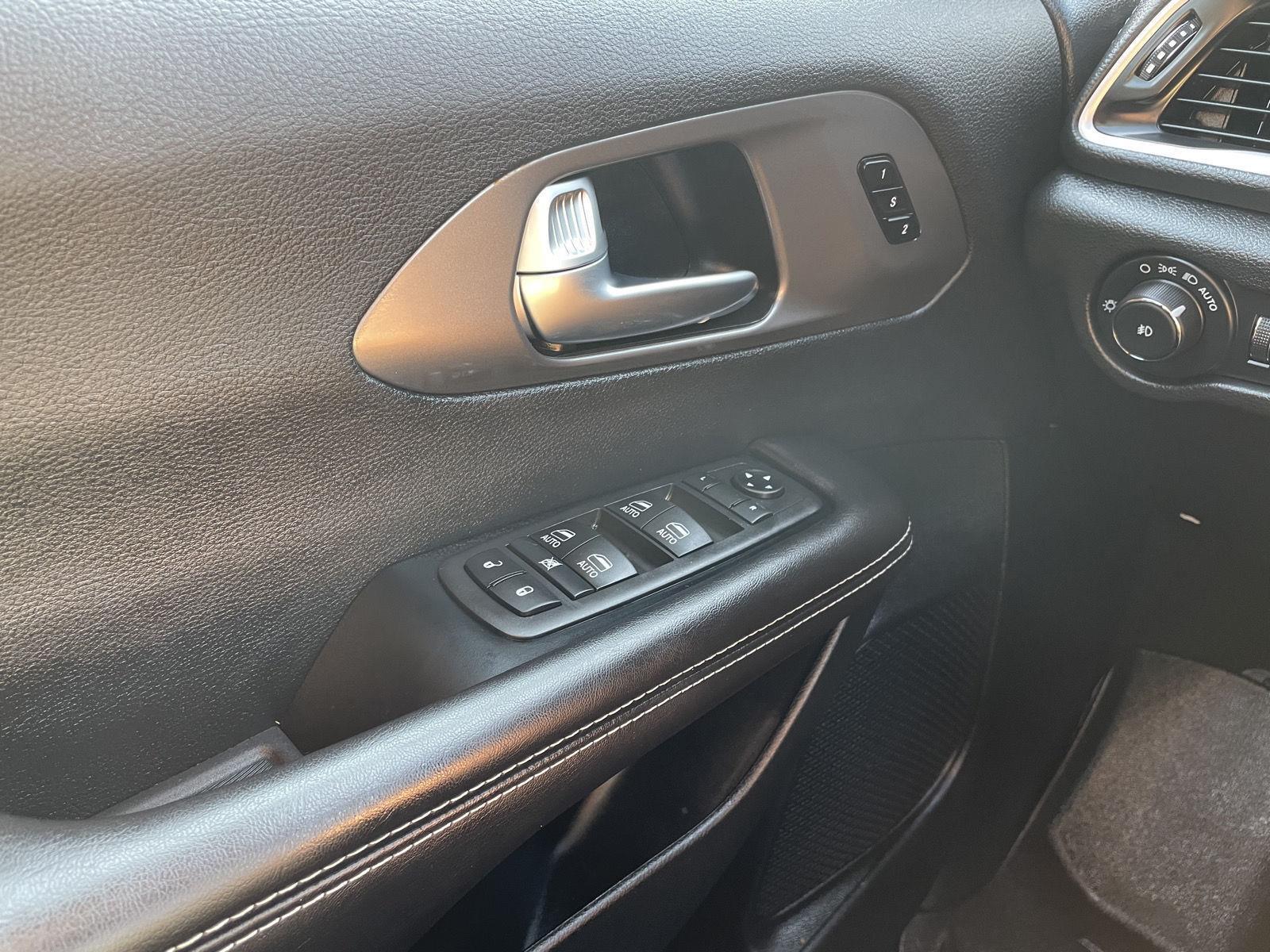 Vehicle photo 30
