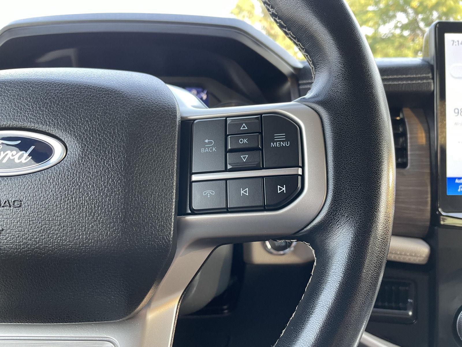 Vehicle photo 13