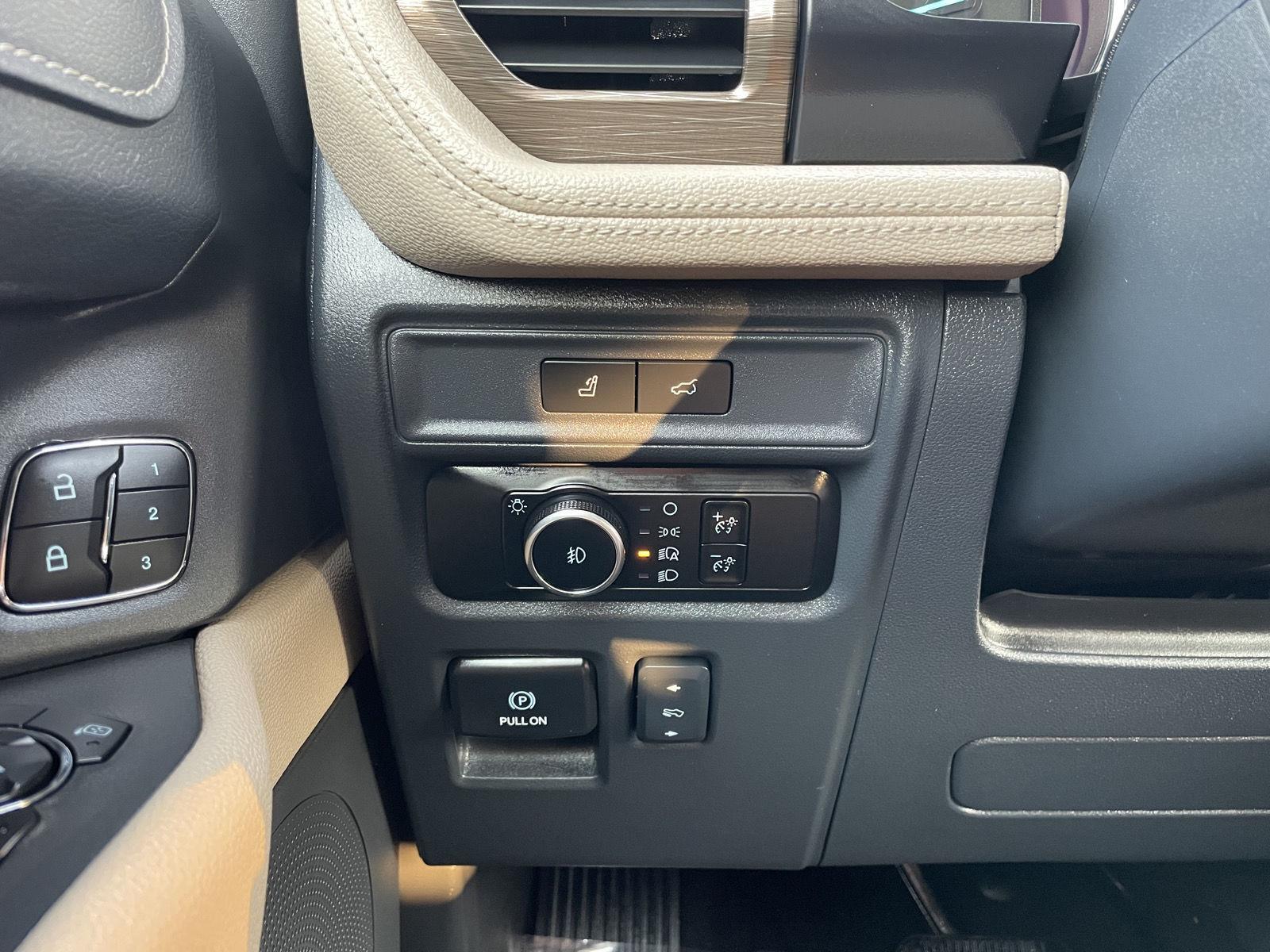Vehicle photo 15
