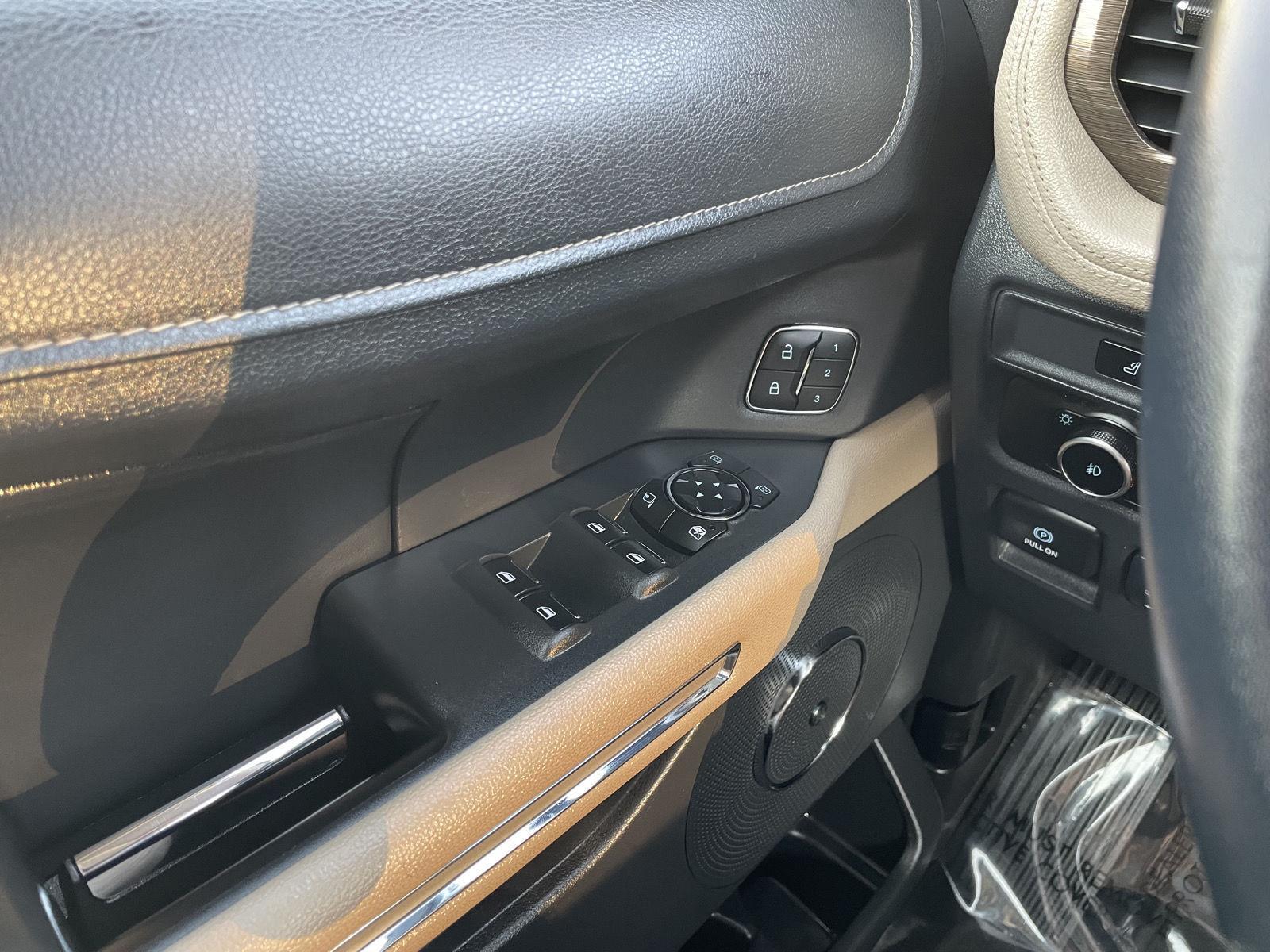 Vehicle photo 32