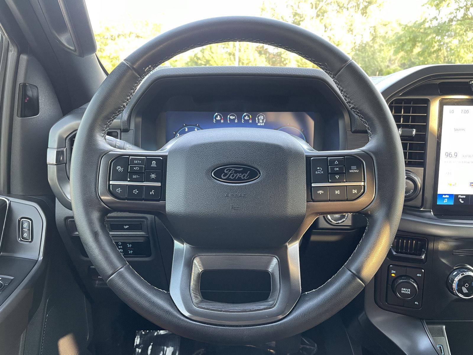 Vehicle photo 12