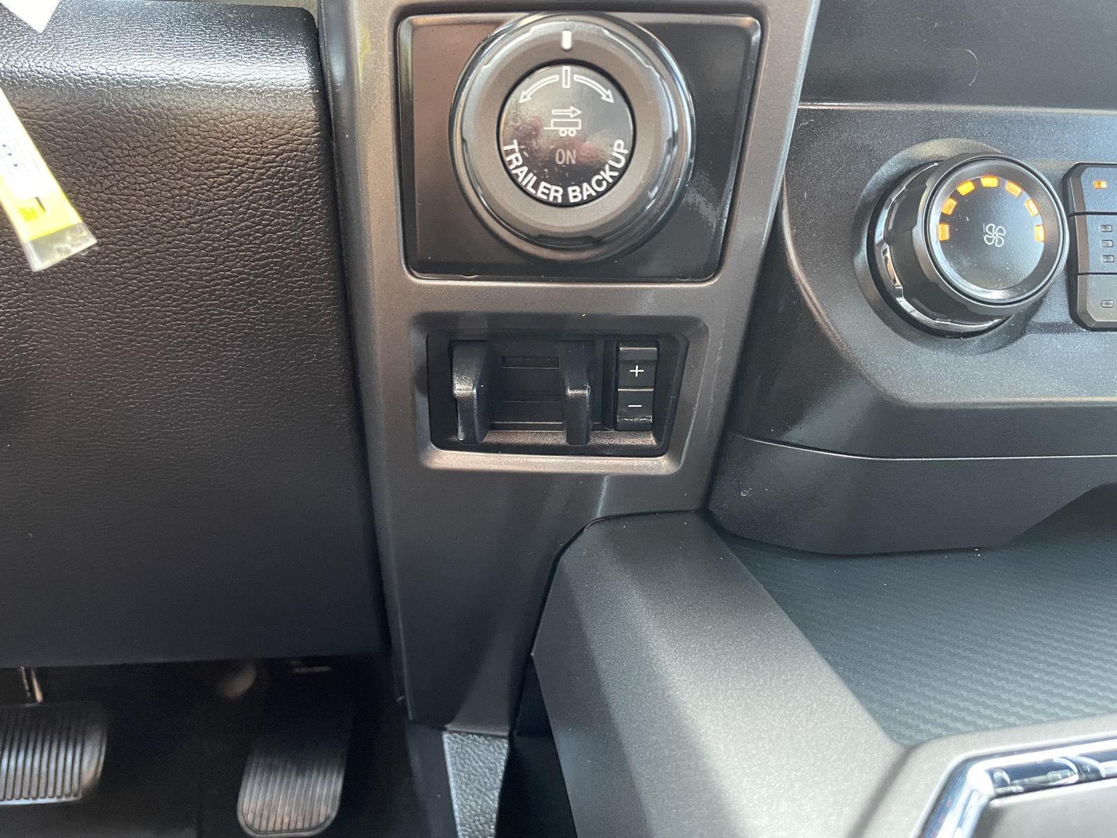 Vehicle photo 30