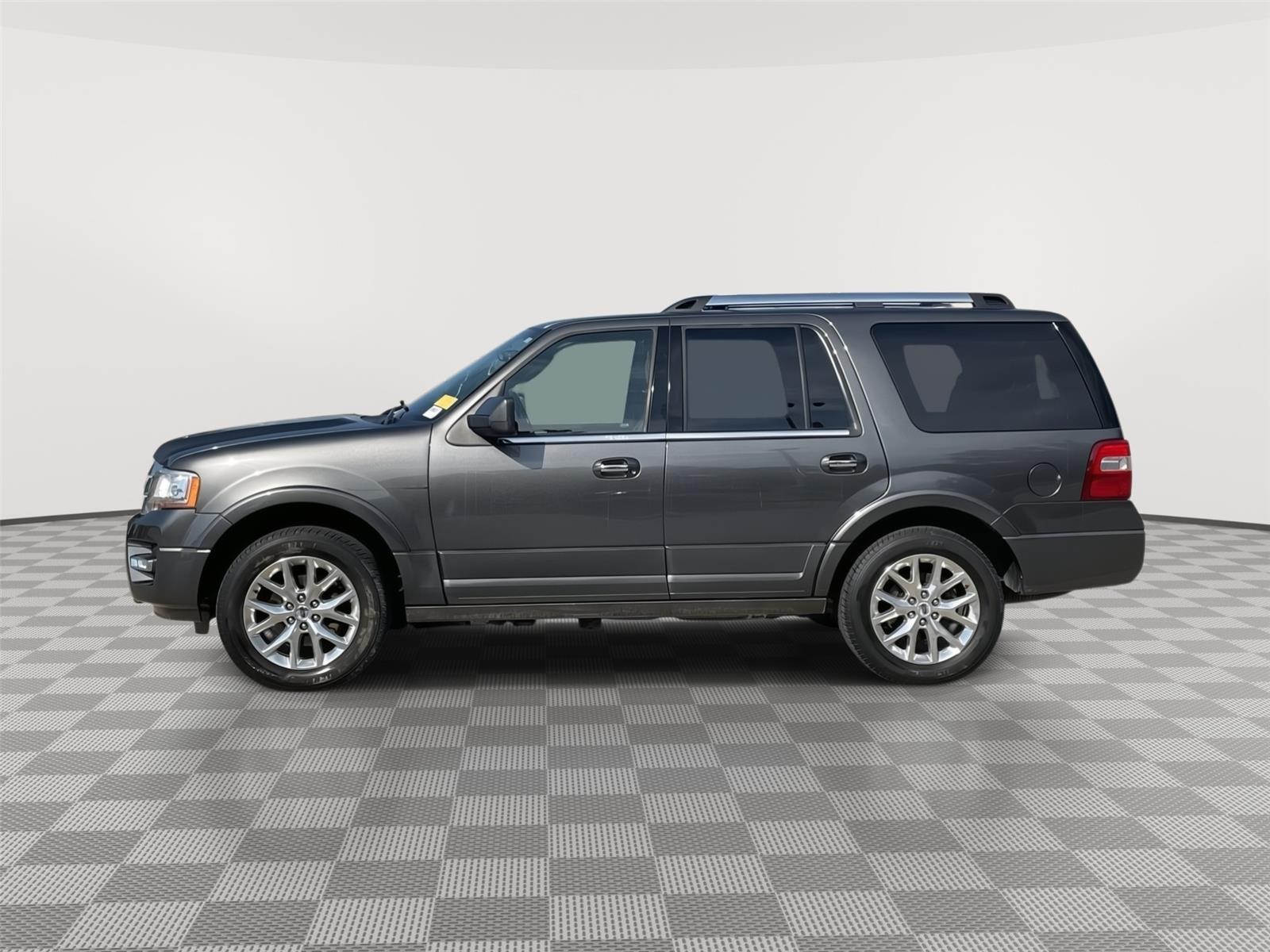 Vehicle photo 2