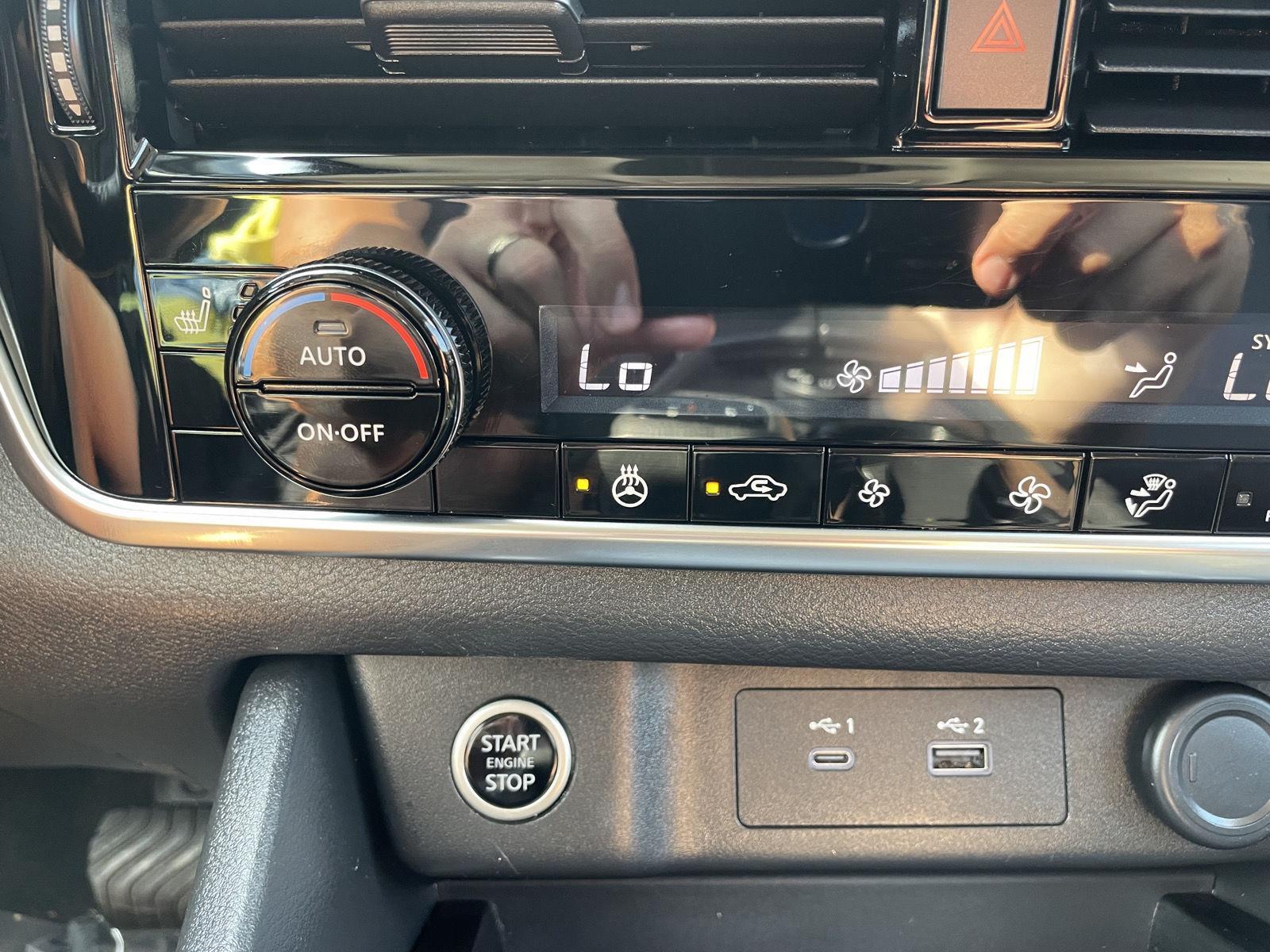 Vehicle photo 29