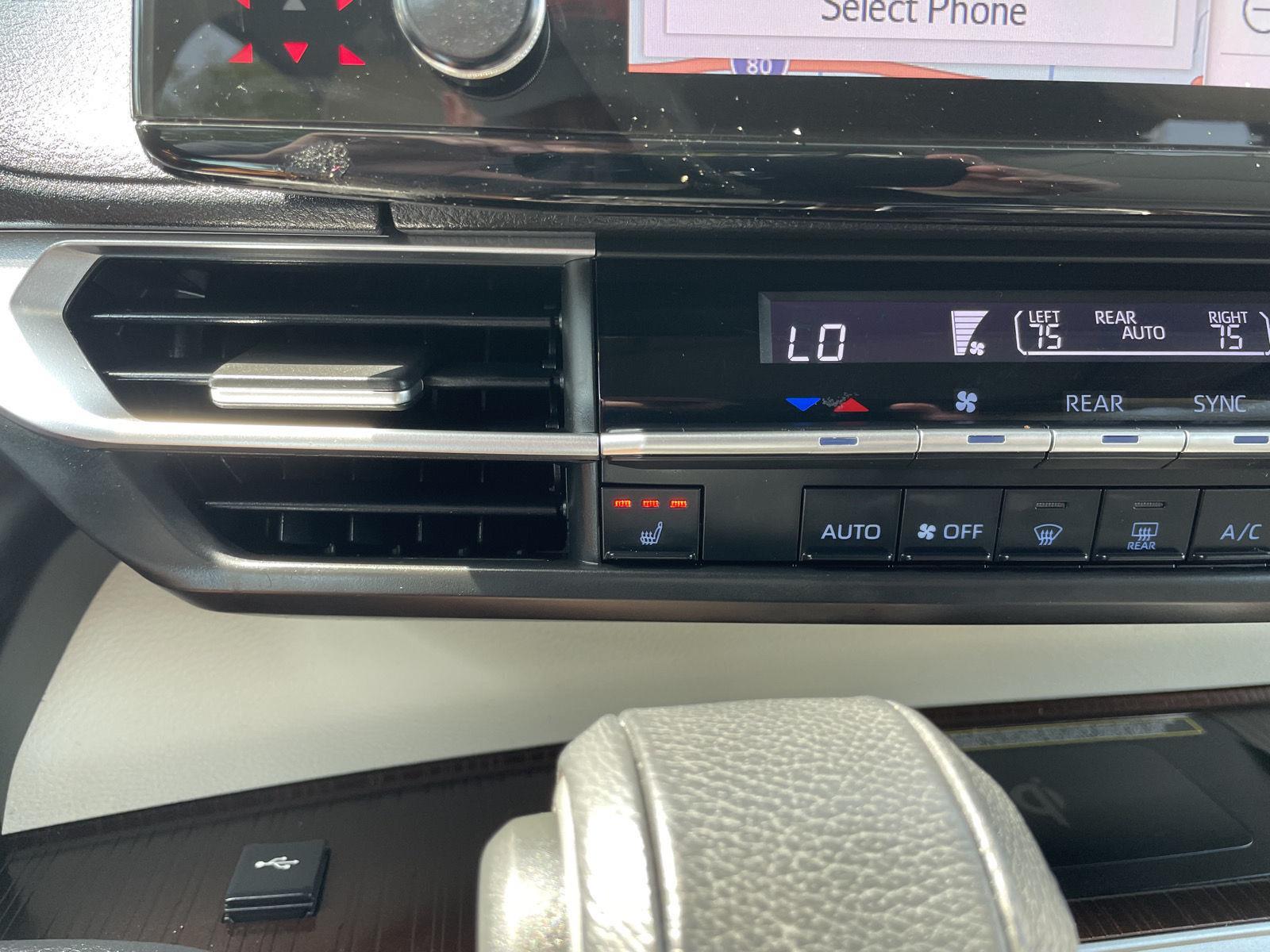 Vehicle photo 28