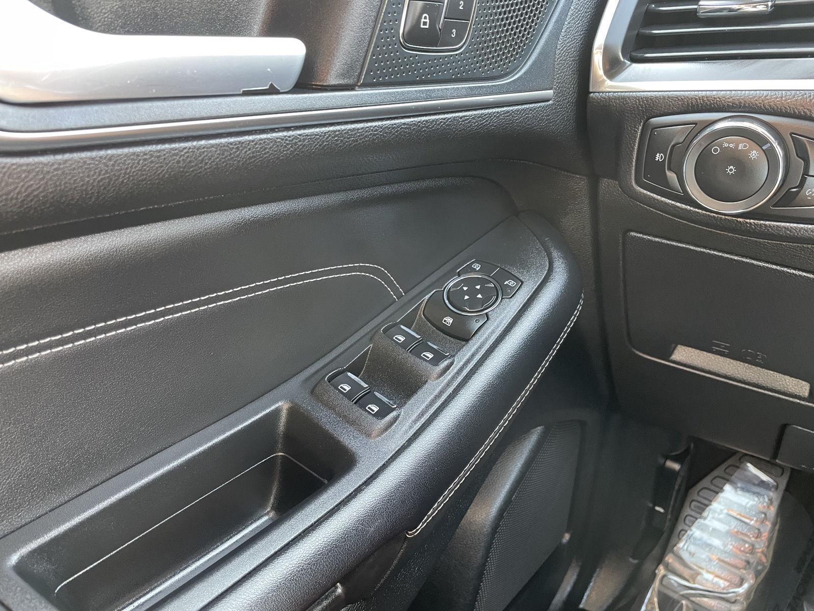Vehicle photo 28