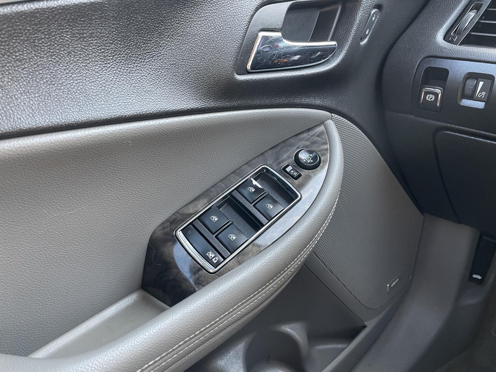 Vehicle photo 30