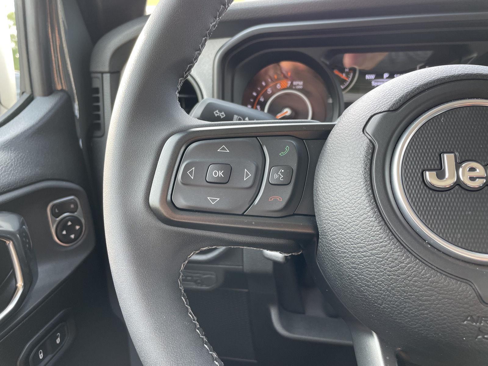 Vehicle photo 13