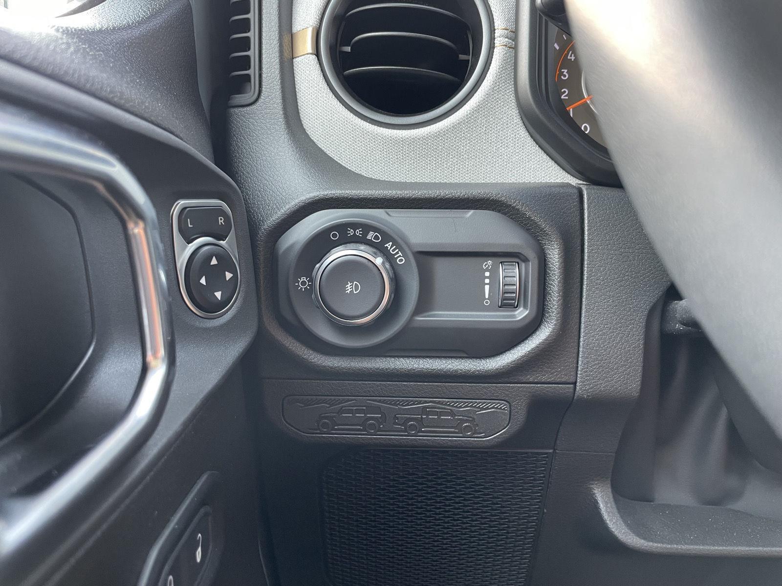 Vehicle photo 16